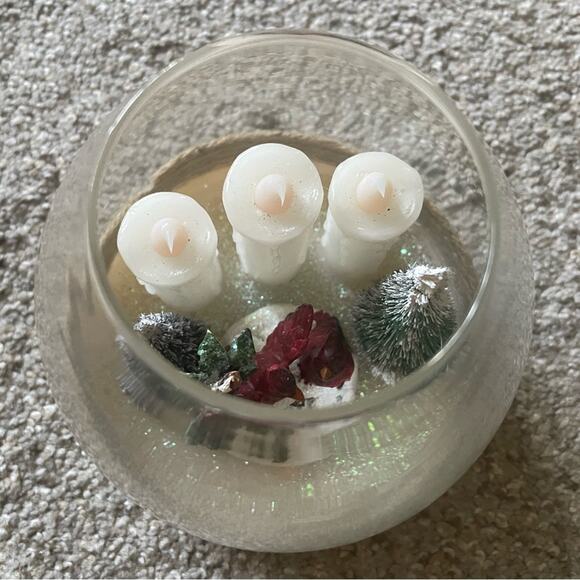 Christmas Globe decoration with Red Cardinal and battery-operated candles - Picture 5 of 7